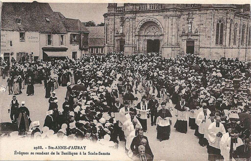 Évêques se rendant de la basilique à la Scala Santa vers 1930.