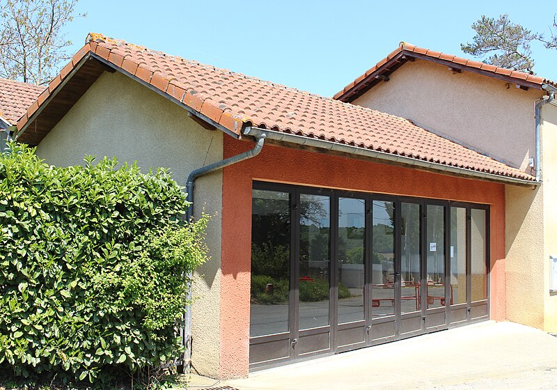 File:Salle des fêtes de Collongues (Hautes-Pyrénées) 1.jpg