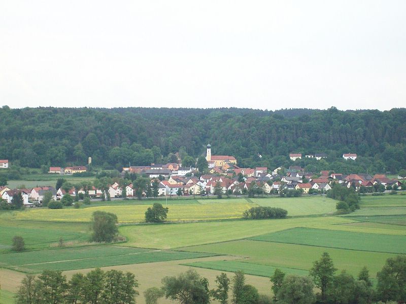 File:Saltendorf sicht auf kirche.jpg