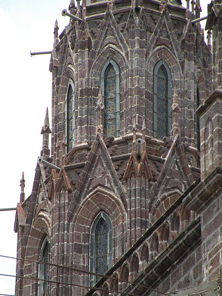 File:Santuario de Guadalupe - aguja crucero 22.jpg