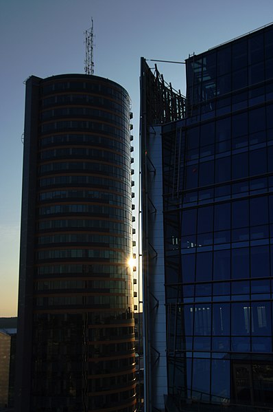 File:Saulėlydis - Vilniaus verslo uosto (http-www.vvu.lt-) mažosios burės 17-ojo aukšto stogas (12) - panoramio.jpg