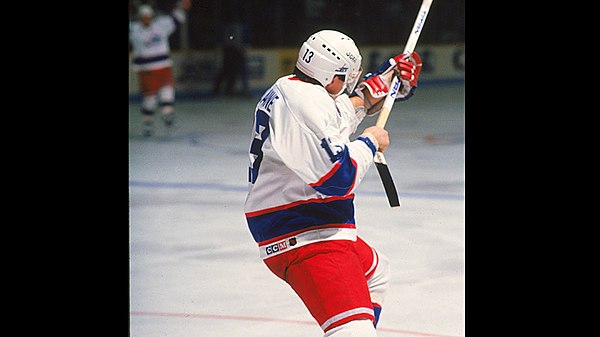 Teemu Selanne celebrates breaking NHL rookie goal record