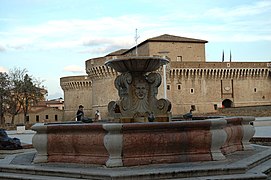 La Fontaine des Canards et la Rocca Roveresca