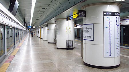 Seoul metro 533 Gwanghwamun station platform 20180915 125016