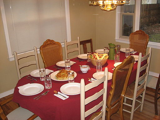 Set dinner table