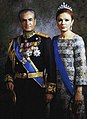 Muhammad Rezá Pahlaví a jeho žena Farah Pahlaví, jejichž odjezd ze země (16. ledna 1979) znamenal konec íránské monarchie a následné nastolení vlády islámského fundamentalismu