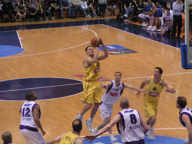 Šarūnas Jasikevičius, in yellow, with the ball, as a Maccabi player, 2003.