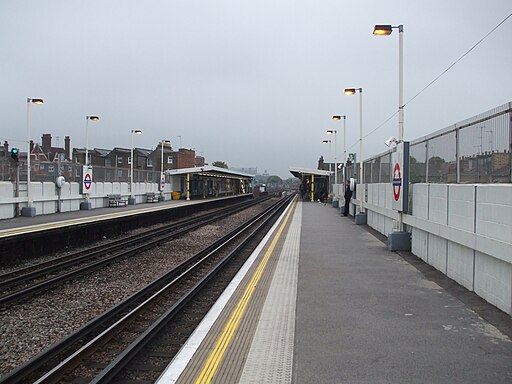 Shepherd's Bush Market stn look south