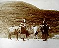 Zwei Frauen von den Shetland-Inseln mit Ponys, vor 100 Jahren