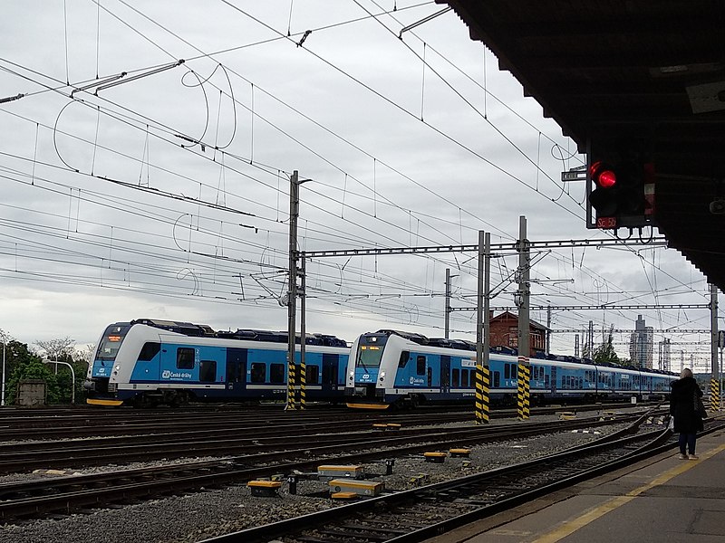 File:Souběžná jízda jednotek ČD Regio Panter a InterPanter ve stanici Brno, hlavní nádraží.jpg