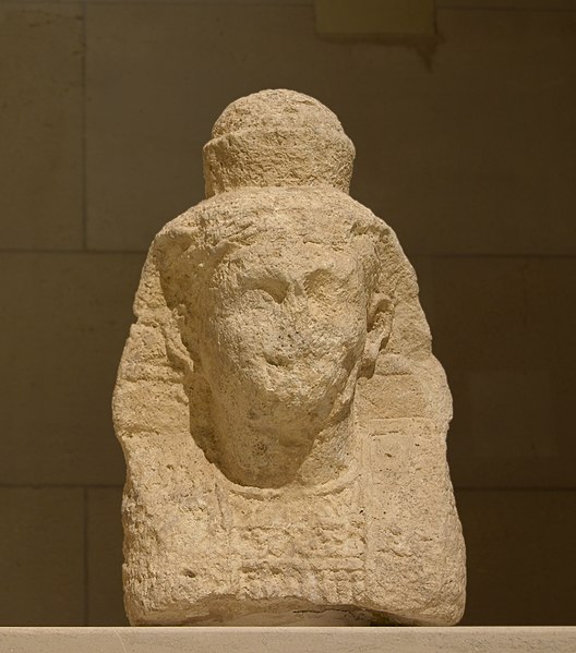 File:Sphinx accoudoir trône Astarté Louvre AO 1439.jpg