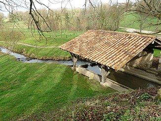 Der Fluss beim Waschhaus von Saint-Adjutory