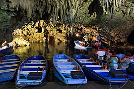 Bateaux de la grotte Glifada, grottes de Diros, en Grèce.