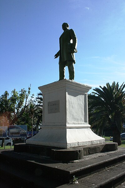 File:Statue-François-de-Mahy-Saint-Pierre.JPG