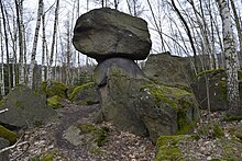 Flächennaturdenkmal am Valtengrund (Granodiorittagebau), bestehend aus zwei übereinander gestapelten und angebohrten Steinblöcken. Koordinaten: 51°03'40.5N 14°16'12.8E