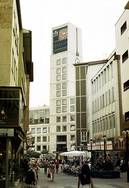 File:Stuttgart, Rathaus und Kirchstraße.jpg