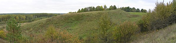 Svirnų piliakalnis iš šiaurės pusės