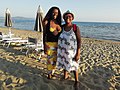 Sylvie Lumbamba, com sua mae, na praia de Follonica.