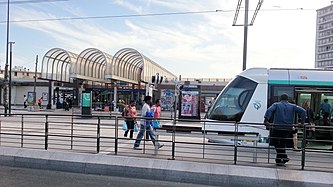 L'entrée de la gare de Garges - Sarcelles, avec le terminus de la ligne T5.