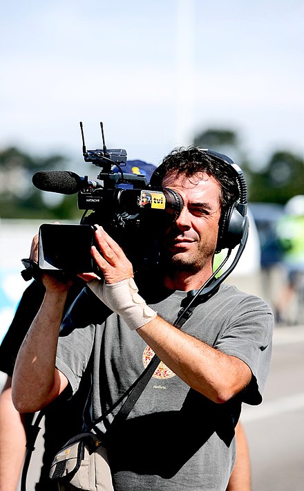 Cameraman. Оператор с камерой. Камера кинооператора. Журналист с фотоаппаратом.