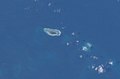 太平島（左）与中洲礁