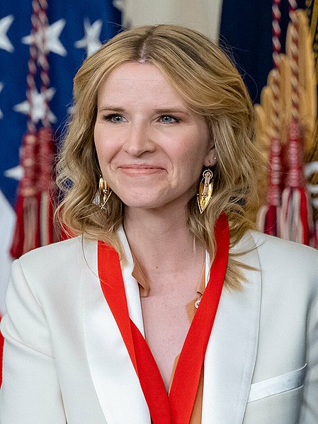 Fitxategi:Tara Westover receives the National Humanities Medal on March 21, 2023, in the East Room of the White House - P20230321ES-0780 (cropped).jpg
