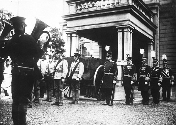 The funeral carriage leaving Katsura's residence en route to Zōjō-ji in October 1913