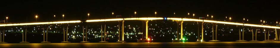 Panorama mostu Tasmana w nocy