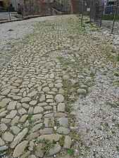 Des vestiges du revêtement de sol.