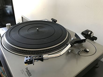 Виниловый проигрыватель 120. Technics SL 1200 mk3. Technics 1200 mk2. Техникс 1200 проигрыватель винила. Pioneer SL-1200 тонарм.