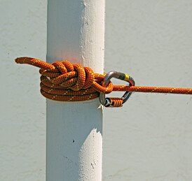 затянутая карабинная удавка с дополнительными шлагами на опоре (для фиксации верёвки от скольжения вниз по гладкому стальному столбу)