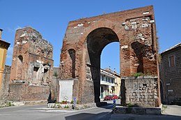 Hadriánův oblouk přes Appianskou cestu, severní strana, Capua (14574900116) .jpg