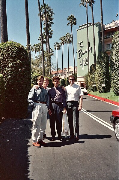 File:The Beverly Hills Hotel, 1989 (2086903861).jpg