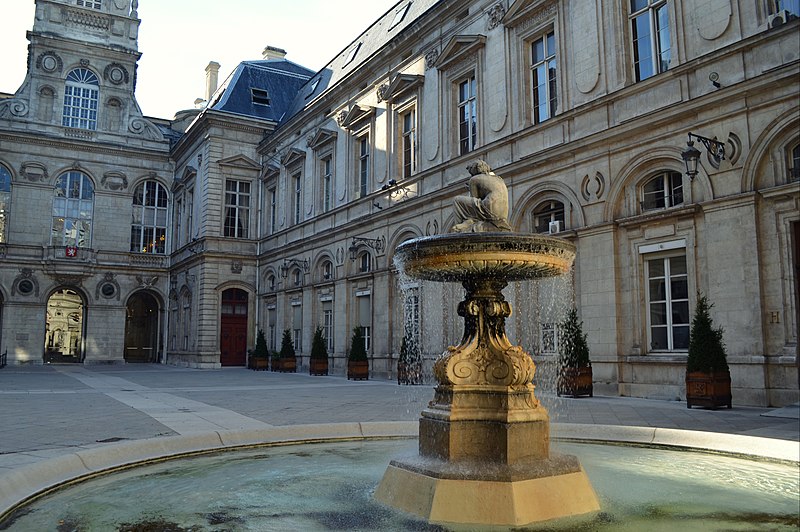 File:The Courtyard of the Town Hall in Lyon.JPG