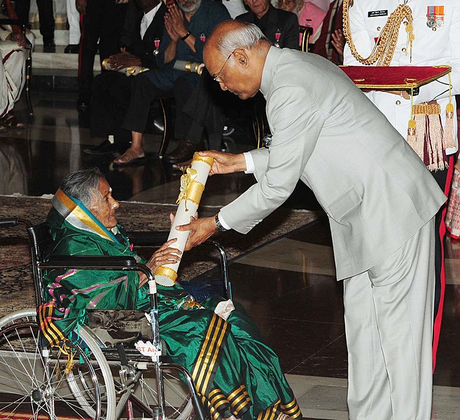 File:The President, Shri Ram Nath Kovind presenting the Padma Shri Award to Dr. (Smt.) Sulagitti Narasamma, at the Civil Investiture Ceremony, at Rashtrapati Bhavan, in New Delhi on March 20, 2018.jpg