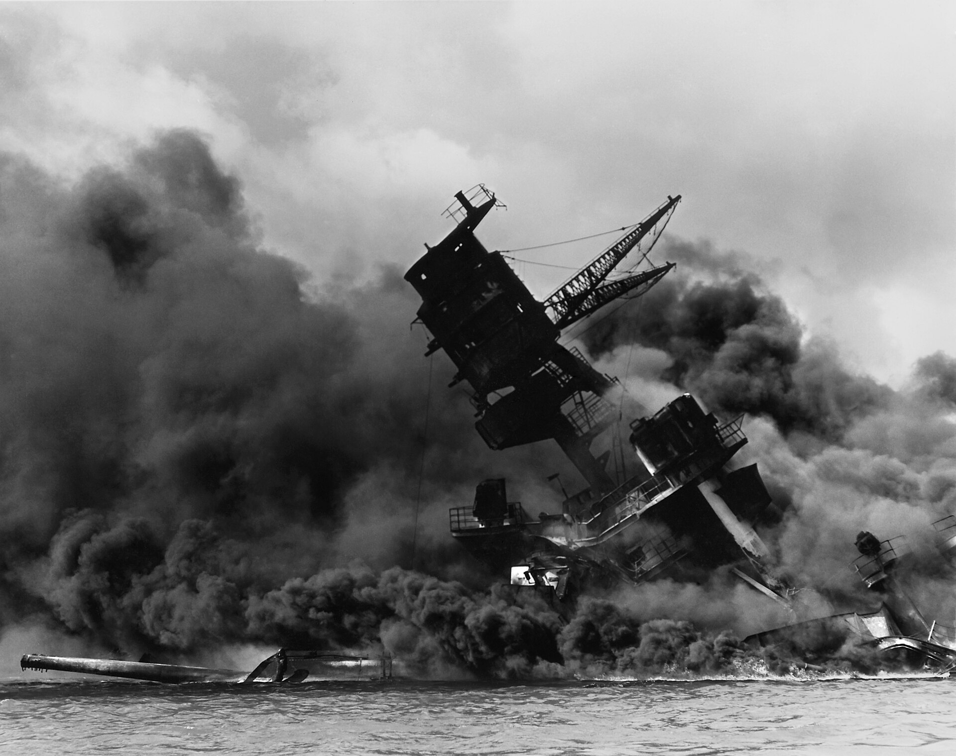 USS Arizona, Japonların 7 Aralık 1941 Pazar günü Pearl Harbor'daki Amerikan Pasifik Filosuna düzenlediği sürpriz hava saldırısında tamamen yok oldu. (7 Aralık 1941) 