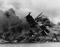 USS Arizona sau khi bị đánh trúng