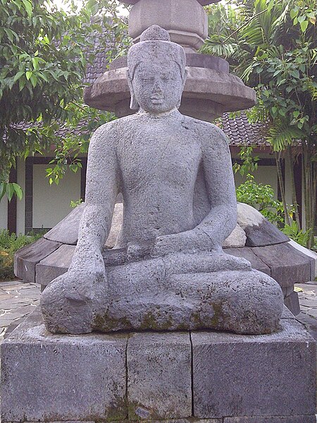 File:The rough unfinished buddha statue of the main stupa of Borobudur Temple at Karmawibhangga Museum.jpg