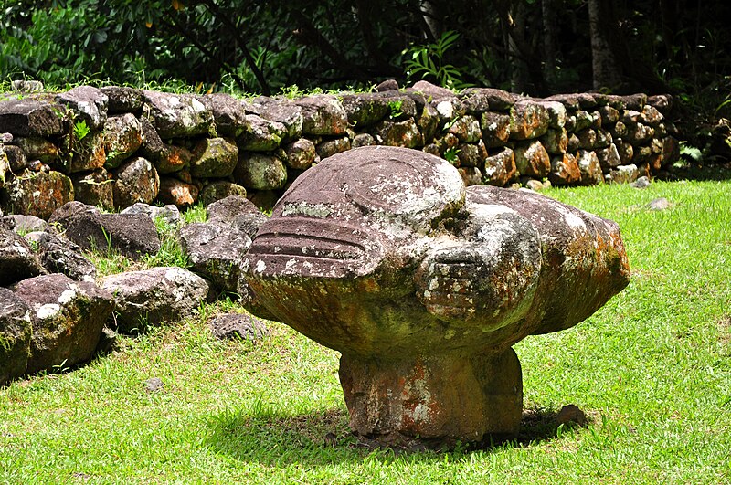 File:Tiki Makiʻi Tauʻa Pepe or the Flying Tiki, at meʻae Iʻipona, Puamaʻu Village, Hiva Oa, Marquesas Islands, photograph by Moth Clark, 2009.jpg