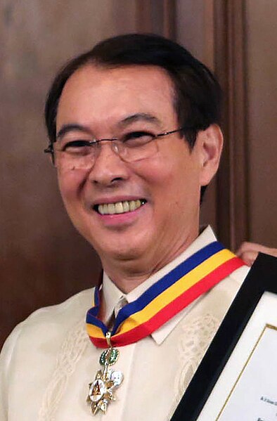 File:Tony Tan Caktiong & Aquino 2016 (cropped).jpg