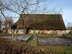 This is a photograph of an architectural monument. Hof Ostermann - reetgedecktes Zweiständer-Fachhallenhaus - 53°41′07″N 9°43′34″E﻿ / ﻿Riedweg 3﻿ / 53.685235; 9.726087 - Baujahr: 1738