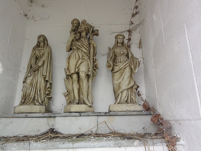 File:Trélon (Nord, Fr) chapelle au nord de Trélon, intérieur 3 statues.jpg