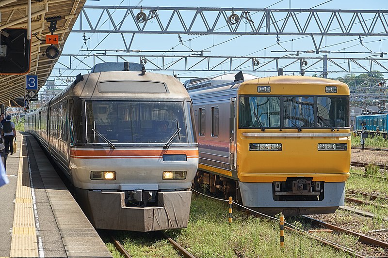 File:Trains of Shingū Station.jpg