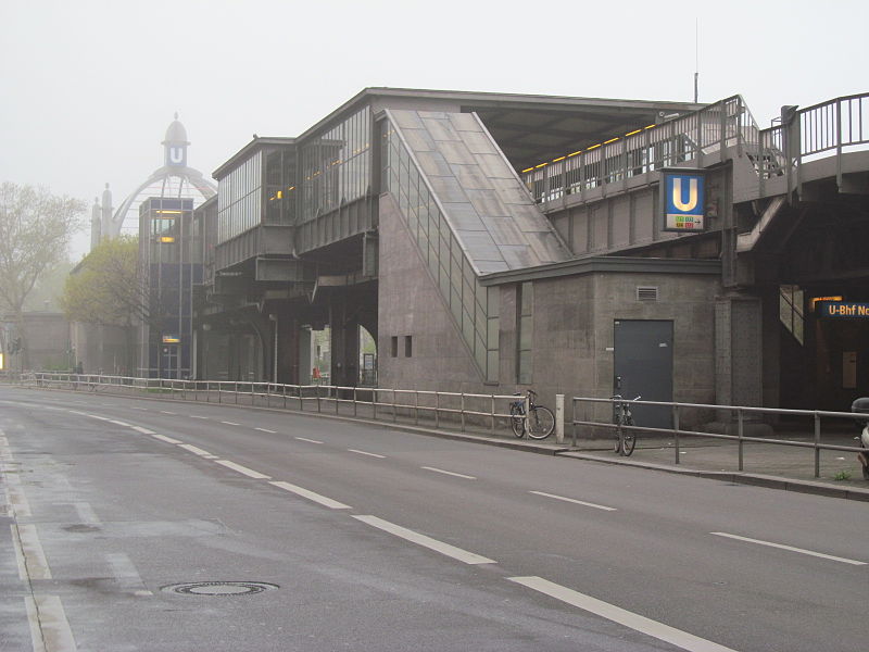 File:U2 Nollendorfplatz looking W from end in fog.jpg