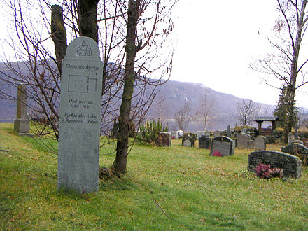 Pati i cementiri de l'església, a Noruega.