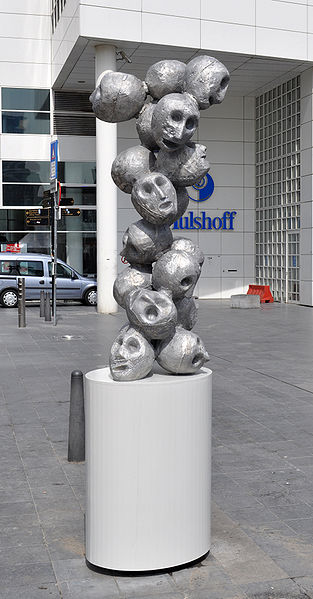 File:Veelhoofd Atelier Van Lieshout Spui Den Haag.jpg