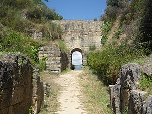 The Porta Rosa, of sandstone blocks, is a rare exemplar of a Greek arch, circa 4th century BC Velia Porta Rosa Interno P1170084.JPG