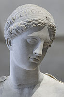 Yksityiskohta Arlesin Venuksesta Praxiteles (Louvre-museo).