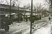 Бараки Нарвской суконной фабрики. Грузовики в ожидании выноса тел умерших. Январь 1920 года.
