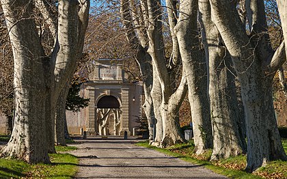 Estrada ladeada por plátanos de sombra (Platanus × hispanica), que conduz ao portão de entrada da antiga indústria têxtil de linho de Villeneuvette (1667). Villeneuvette, Hérault, França. (definição 4 880 × 3 050)